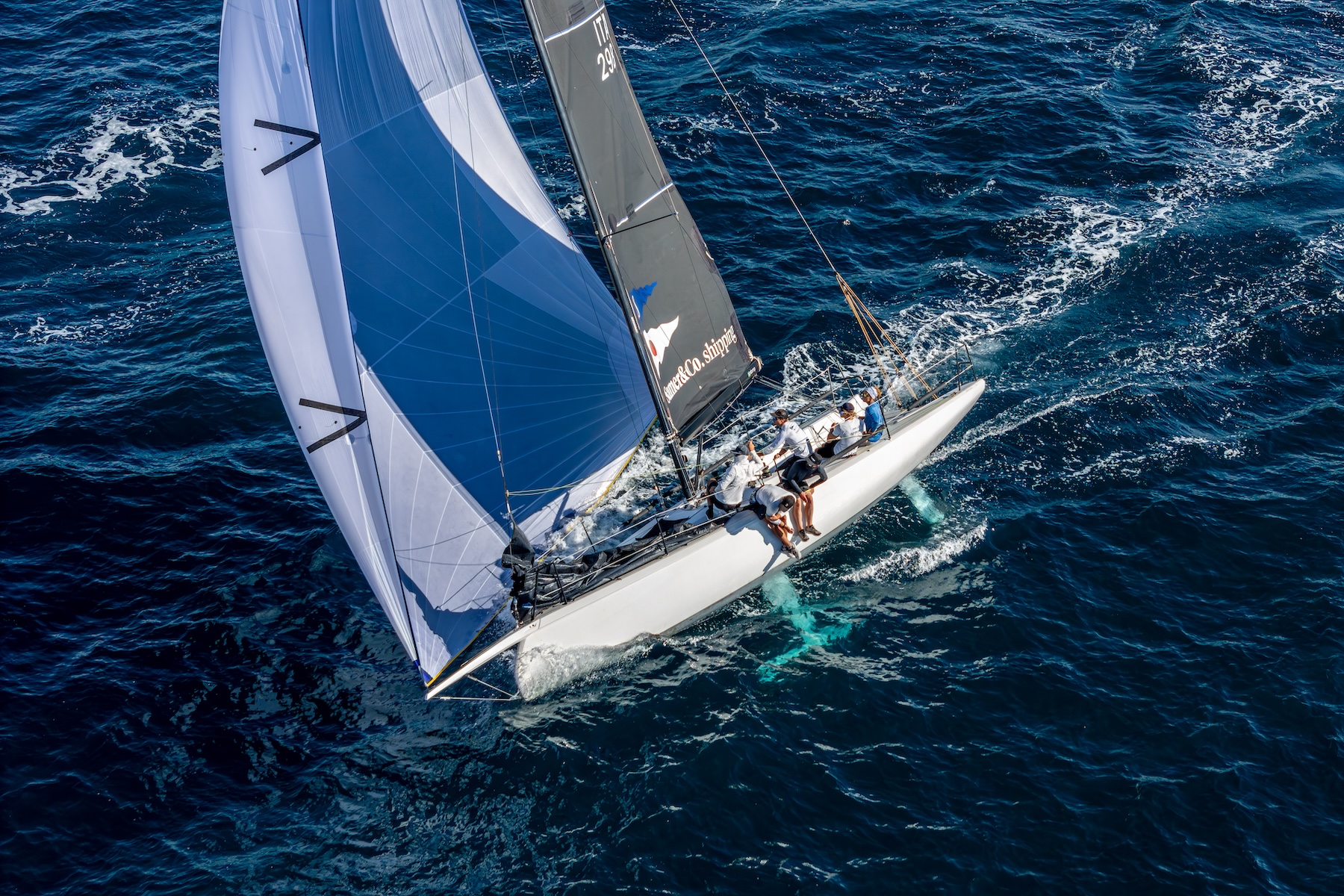 Imbarcazione da regata Northern Light con il spi aperto, vista dall'alto